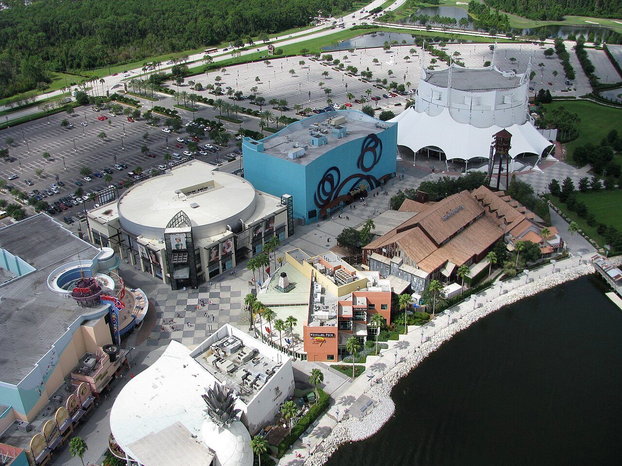 Vista aérea do Disney Springs a partir do balão Aerophile, com o West Side e o lago abaixo