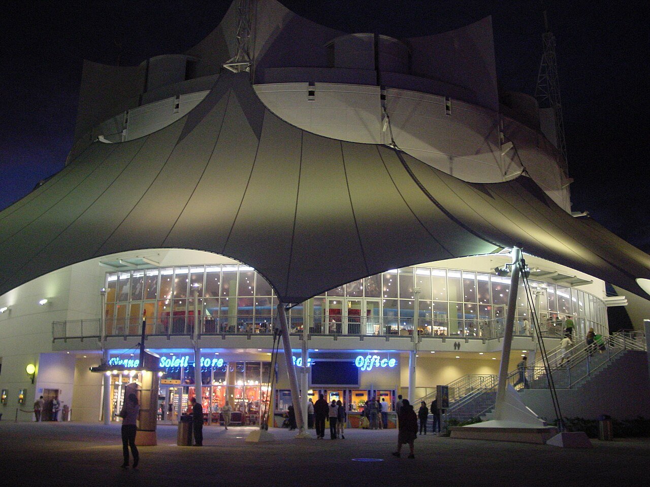 Tenda branca do teatro do Cirque du Soleil no West Side do Disney Springs, iluminada à noite