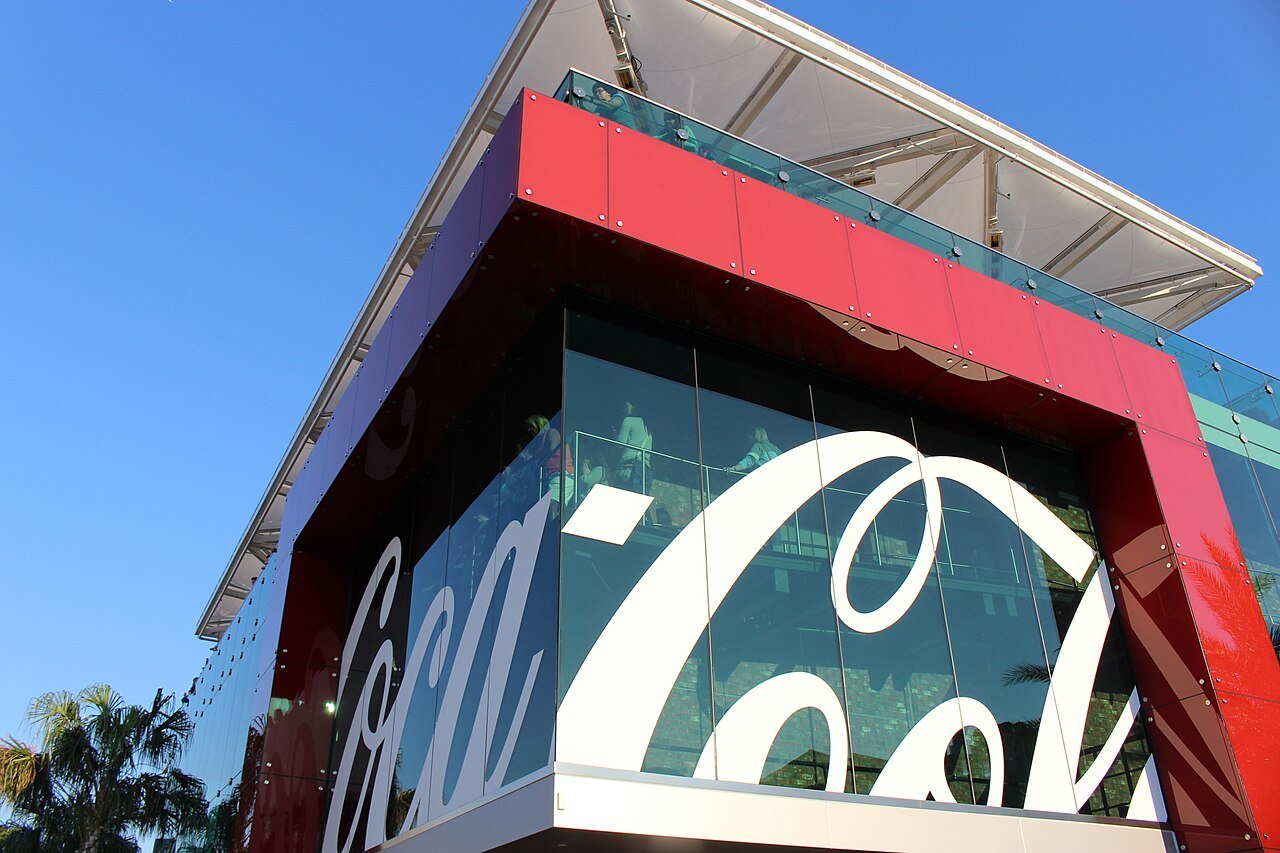 Fachada vermelha da Coca-Cola Store no Town Center do Disney Springs