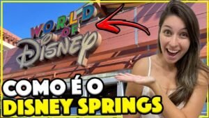 Gabi do Turistorlando em frente ao letreiro da World of Disney, no Disney Springs