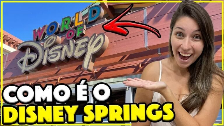 Gabi do Turistorlando em frente ao letreiro da World of Disney, no Disney Springs