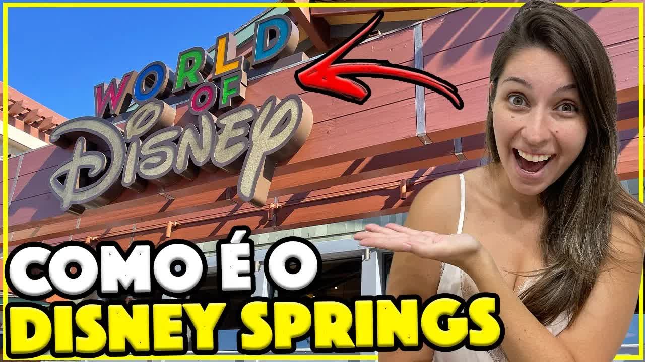 Gabi do Turistorlando em frente ao letreiro da World of Disney, no Disney Springs