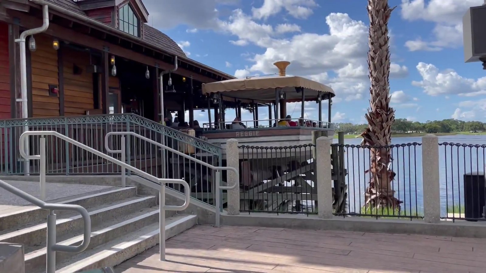 Deck do The Boathouse à beira do lago no Disney Springs