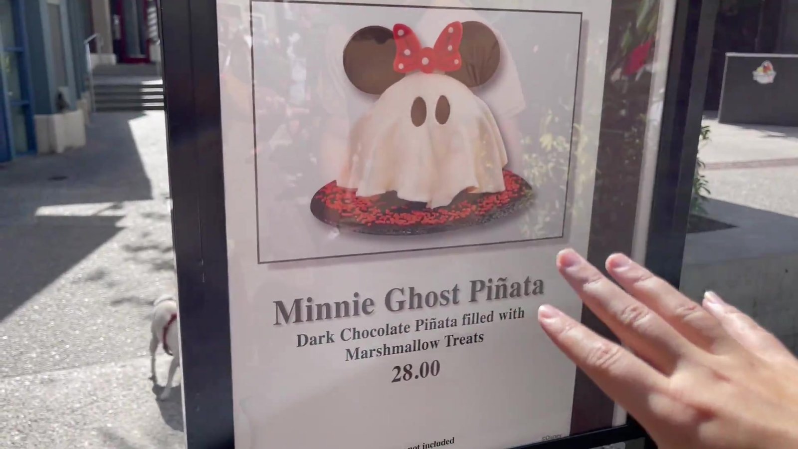 Cartaz da Minnie Ghost Piñata na vitrine da Ganachery, Disney Springs