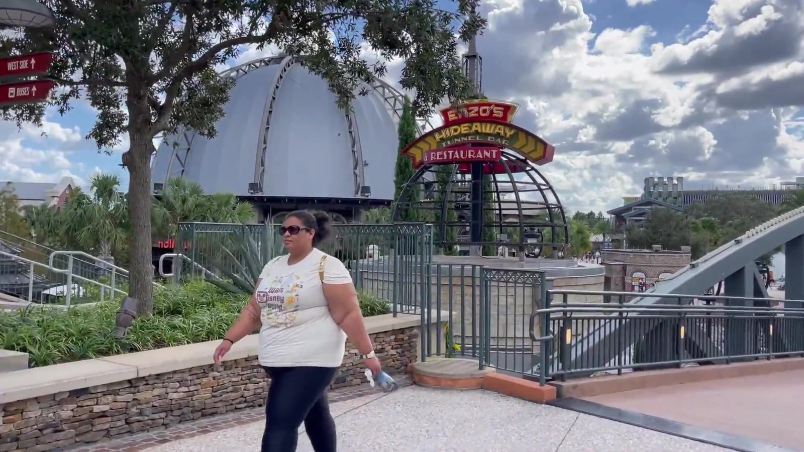 Letreiro do Enzo's Hideaway ao lado da ponte no Disney Springs