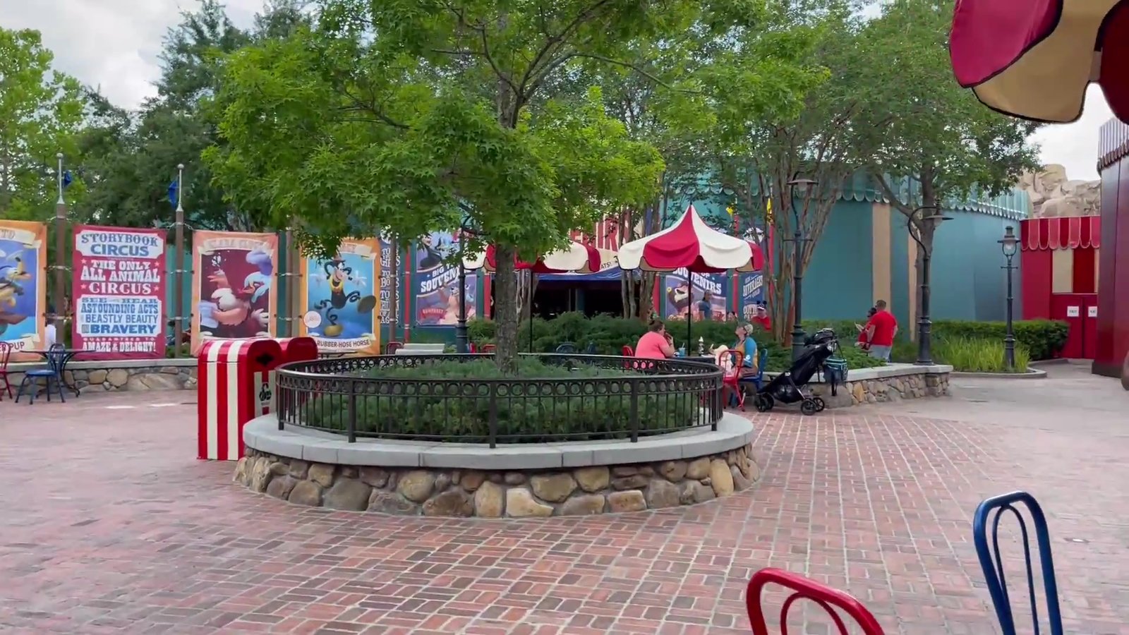 Tendas de circo e o canteiro de pedra da Storybook Circus, no Magic Kingdom