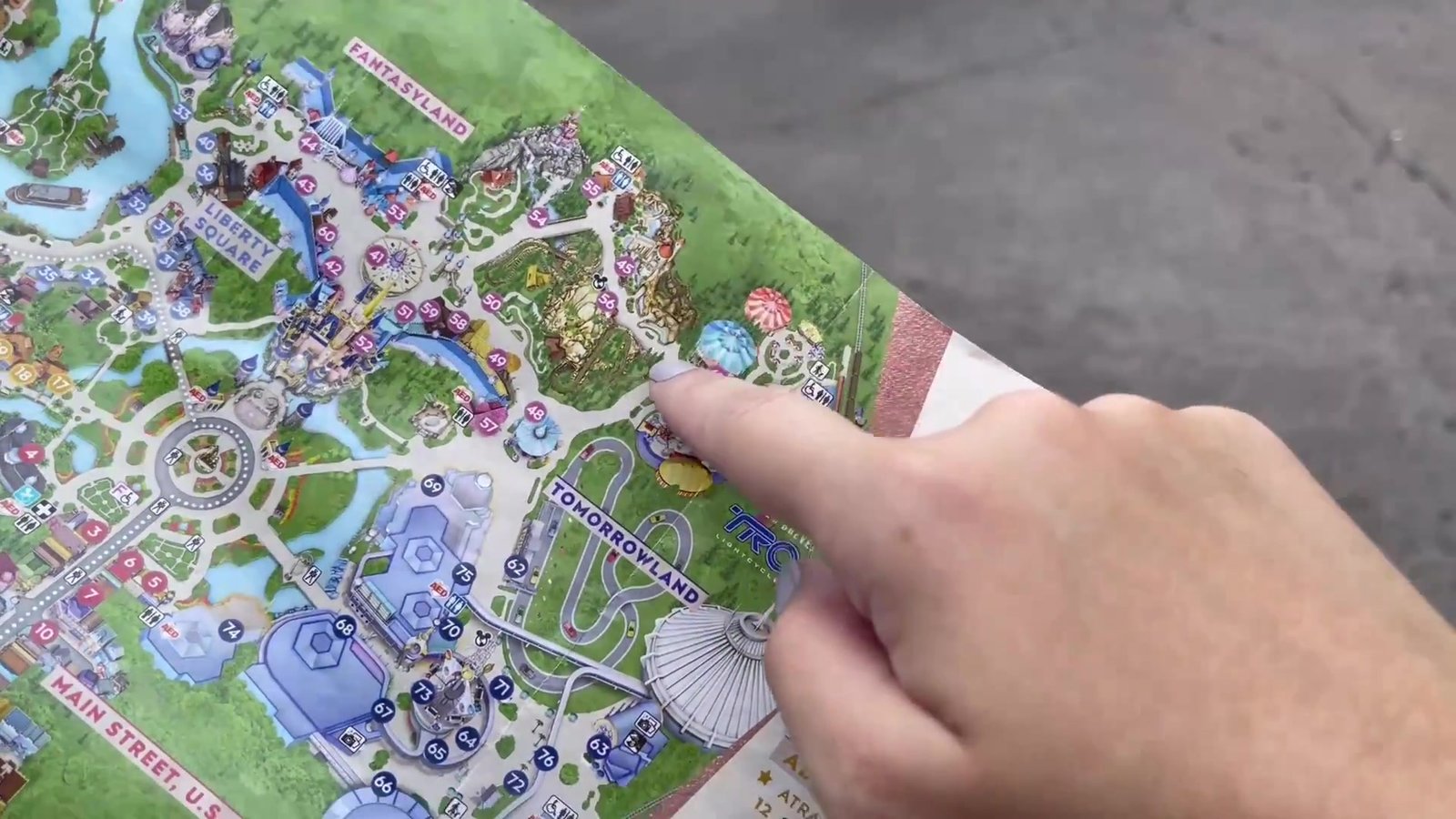 Mapa do Magic Kingdom na mão, com a área da Fantasyland em destaque