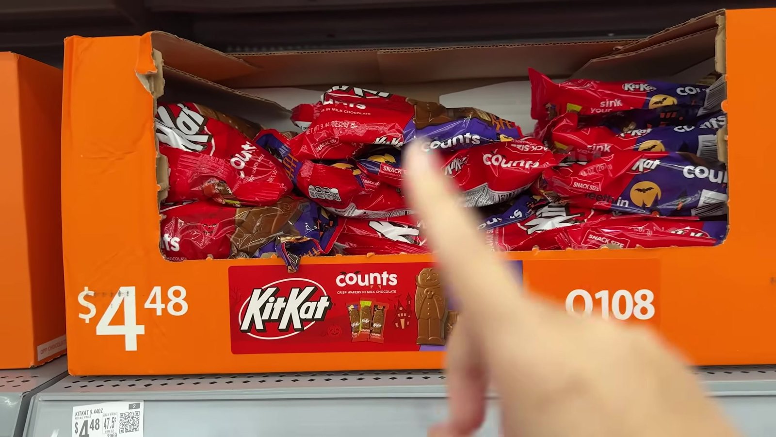 Pacotes de KitKat em embalagem de Halloween no Walmart por US$ 4,48