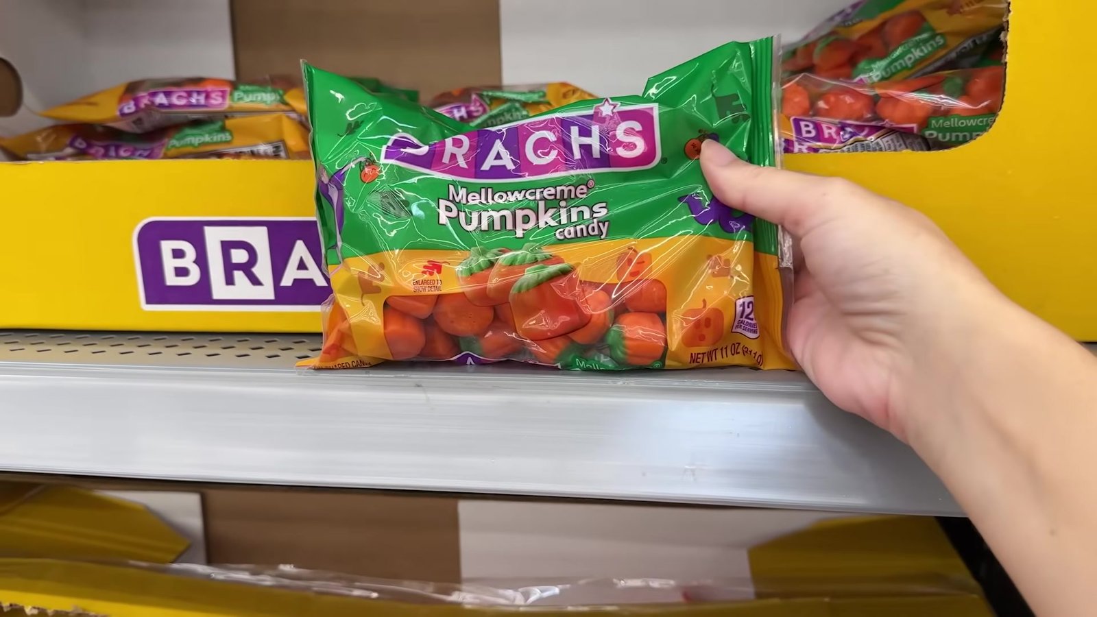 Pacote de balas Brach's Mellowcreme Pumpkins, as abobrinhas de açúcar de Halloween, no Walmart