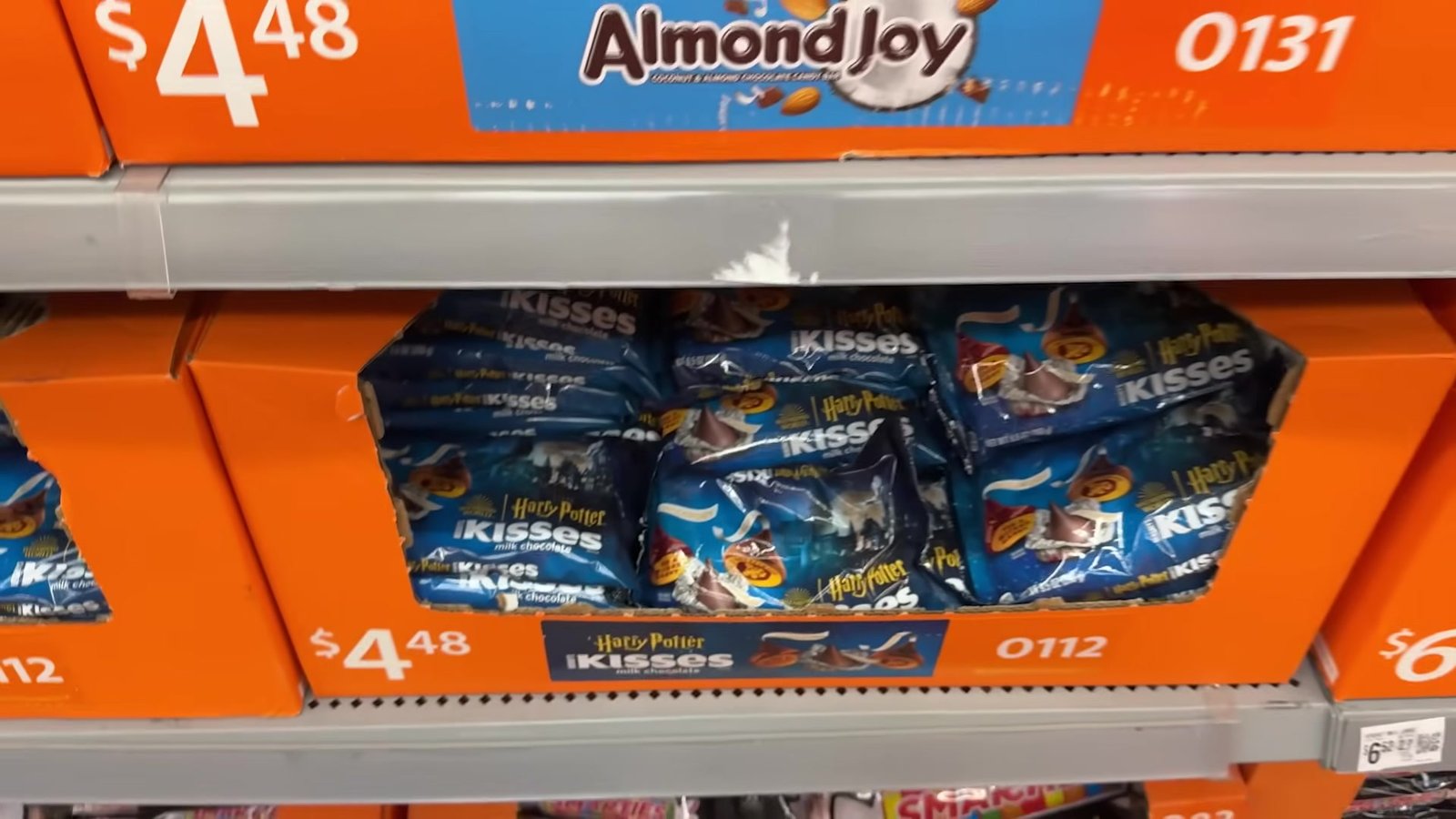Pacotes de Hershey's Kisses de Harry Potter na prateleira do Walmart por US$ 4,48