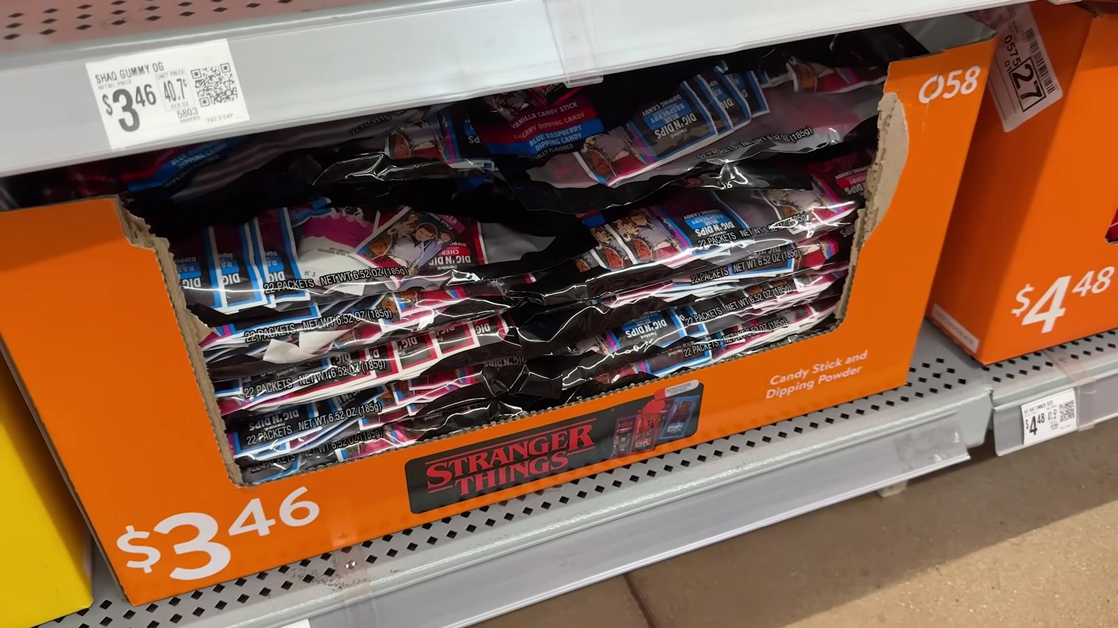 Caixa de pirulitos com pó de Stranger Things no Walmart por US$ 3,46