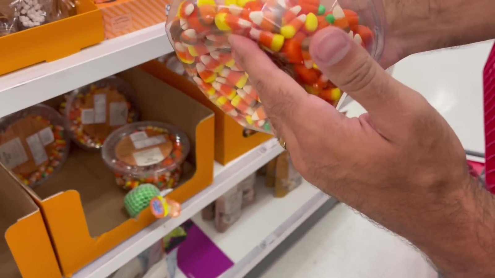 Pote de Candy Corn e balas de Halloween a granel na prateleira da Target