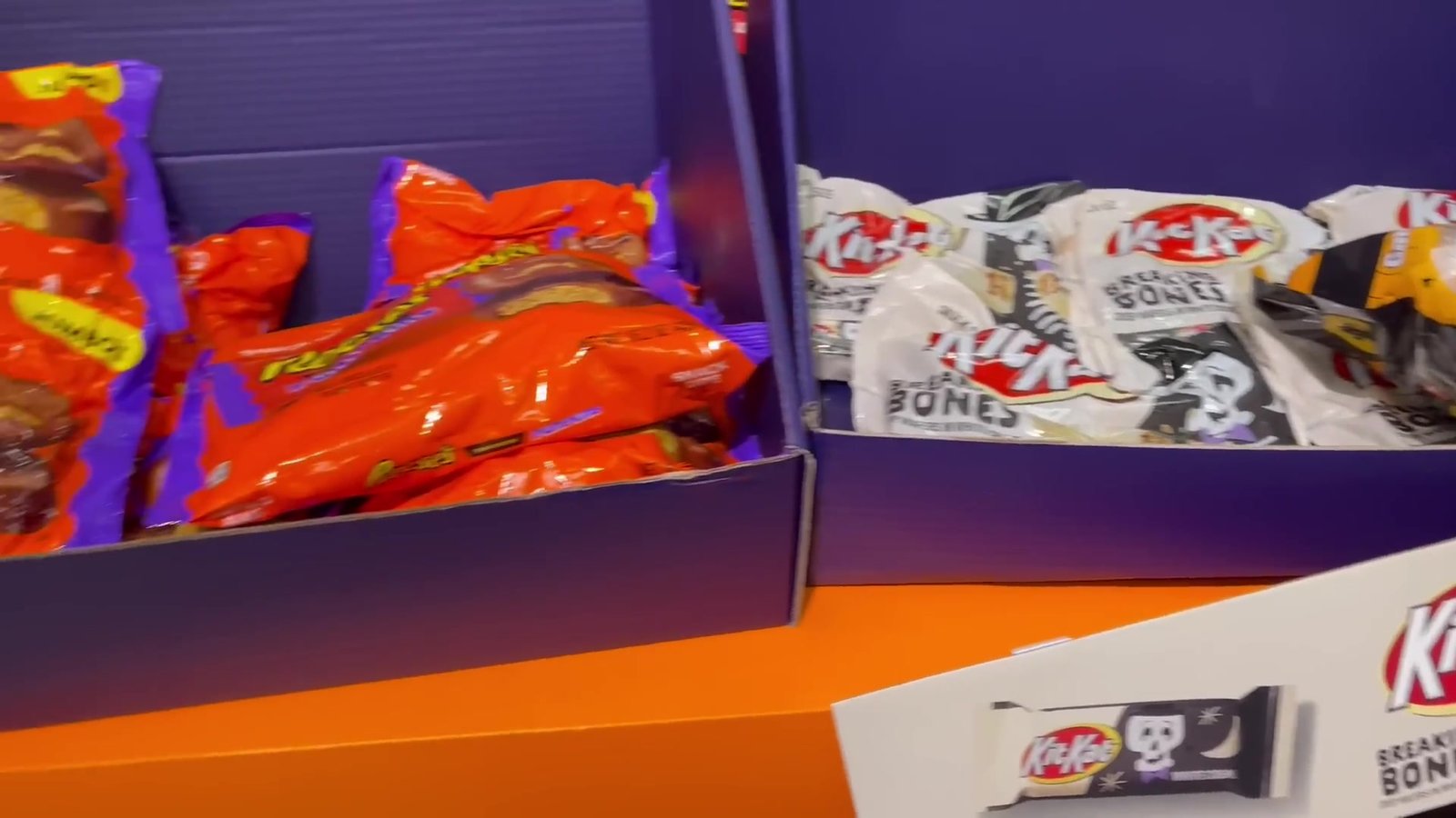 Pacotes de Reese's em formato de abóbora e KitKat Breaking Bones na Target