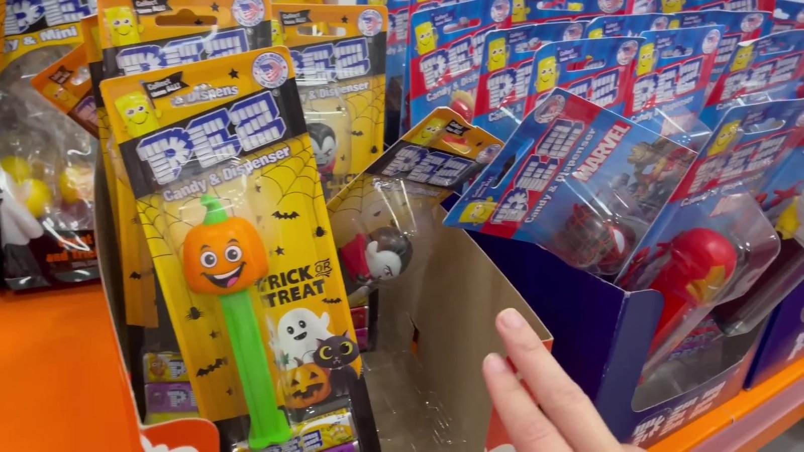 Dispensers PEZ de Halloween com abóbora e fantasma na parede de balas da Target