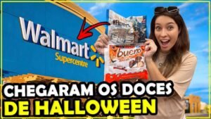 Gabi na frente do Walmart de Orlando segurando pacotes de doces de Halloween