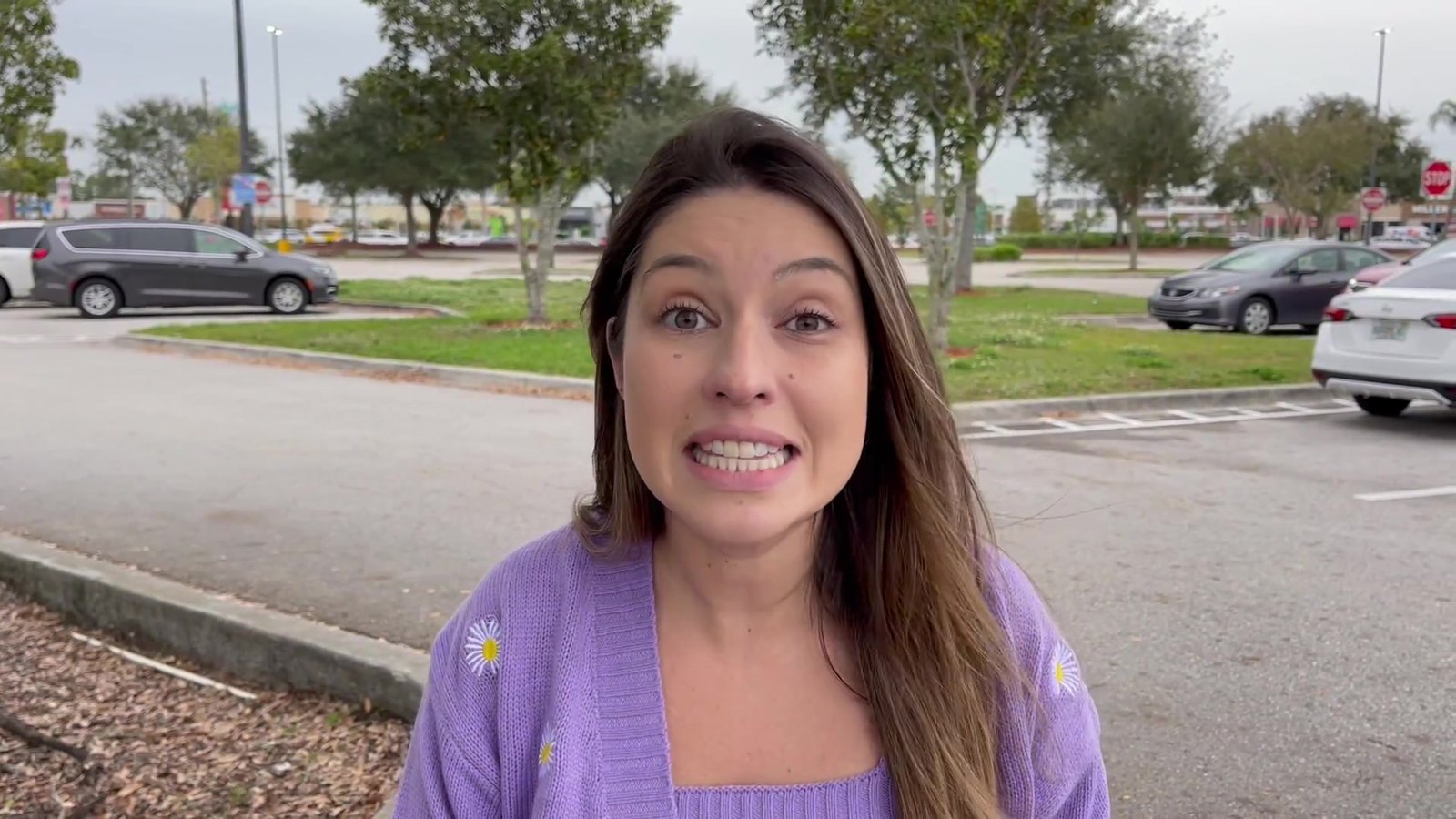 Gabi no estacionamento do Walmart de Orlando explicando se é melhor dinheiro ou cartão