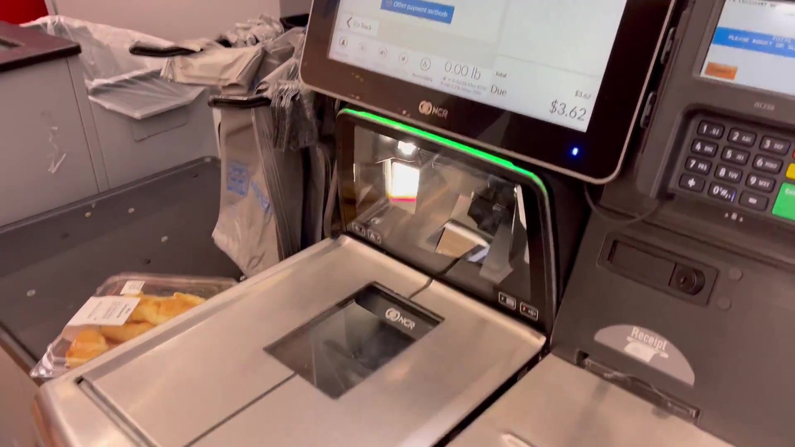 Caixa de autoatendimento do Walmart com a tela de pagamento aberta