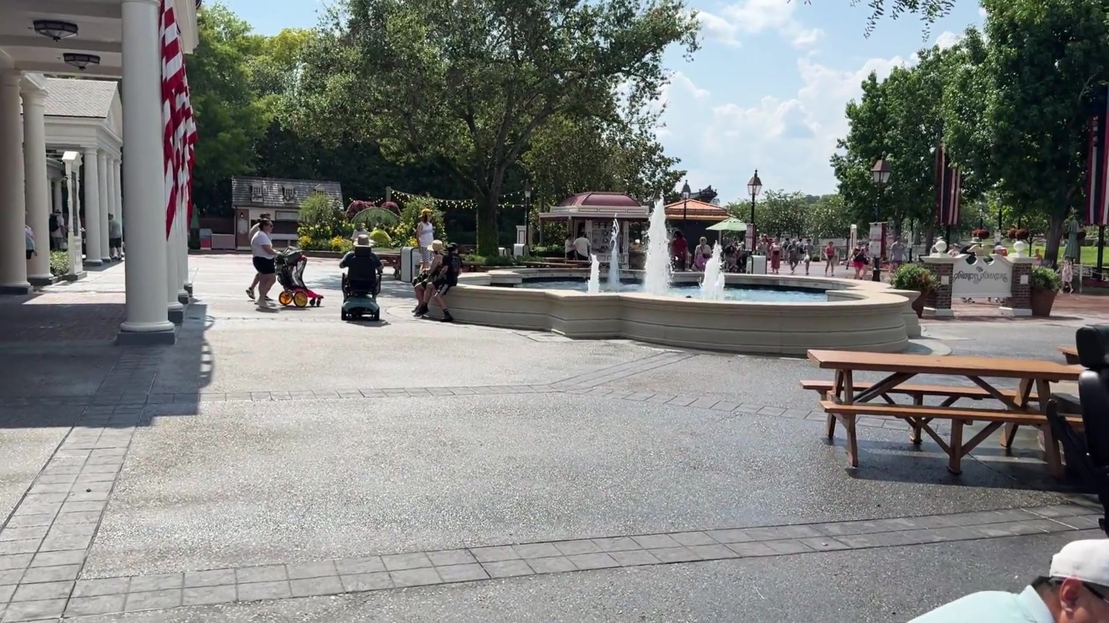 Fonte e praça do Pavilhão dos Estados Unidos no Epcot, com visitantes descansando