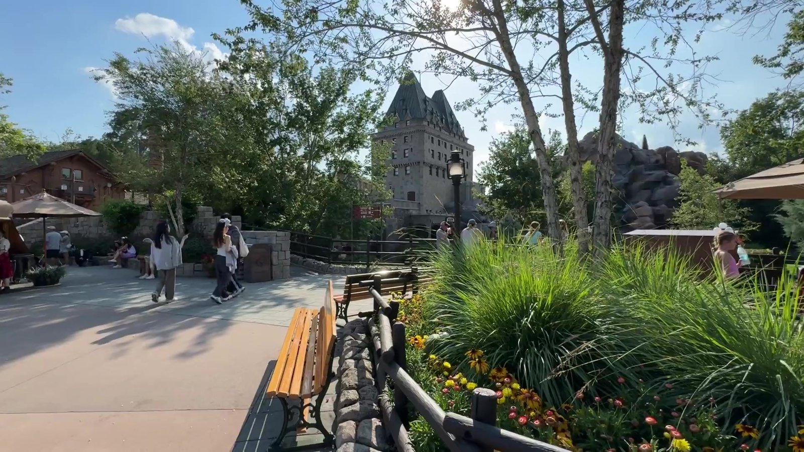 Jardins e o Hotel du Canada no Pavilhão do Canadá do Epcot