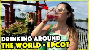 Gabi bebendo um drink roxo no Pavilhão do Japão do Epcot durante o Drinking Around the World