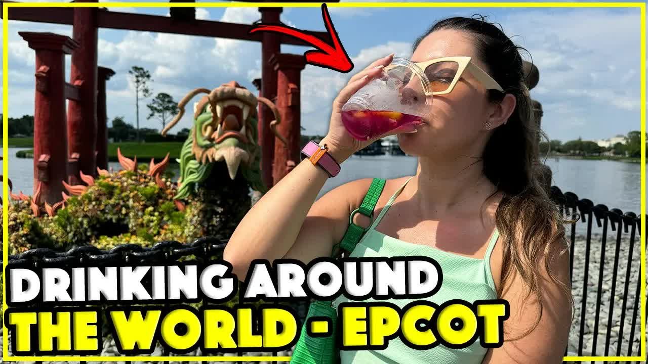 Gabi bebendo um drink roxo no Pavilhão do Japão do Epcot durante o Drinking Around the World