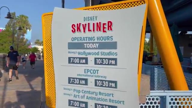 Placa com os horários de operação do Disney Skyliner no dia do vídeo: Hollywood Studios das 7h às 22h30
