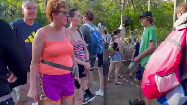 Fila de visitantes na entrada do Hollywood Studios antes das 8h, aguardando a abertura do Early Entry