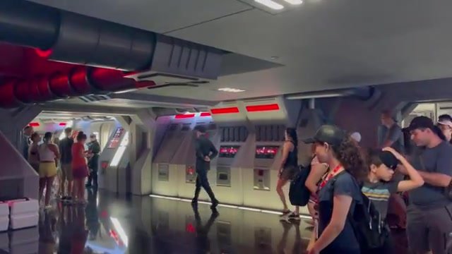 Fila interna da Rise of the Resistance no Hollywood Studios, com o cenário da base da Resistência