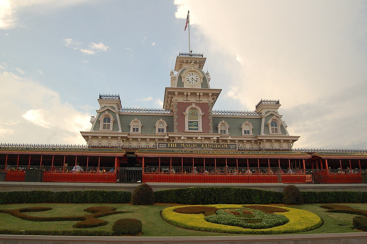 Estação de trem da Main Street, a entrada principal do Magic Kingdom, com o jardim do Mickey em frente
