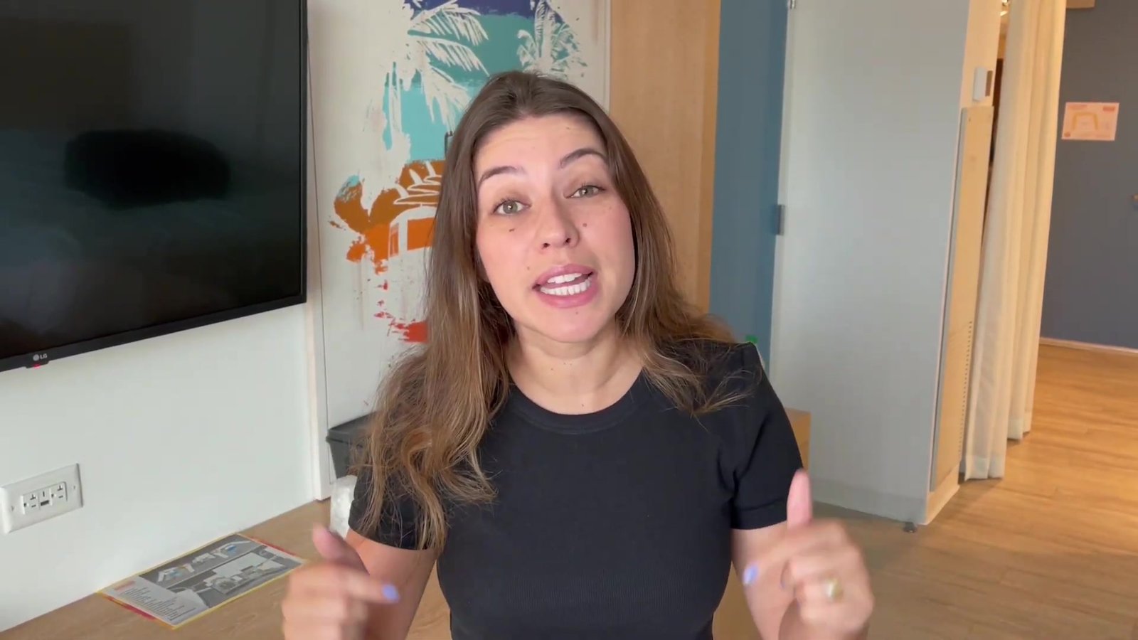 Gabi no quarto do hotel Endless Summer explicando o Early Park Admission