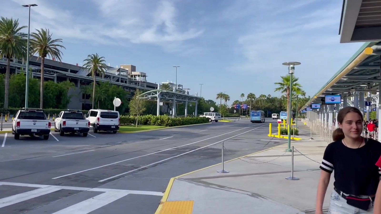 Área de desembarque dos ônibus no estacionamento da Universal com um ônibus azul ao fundo