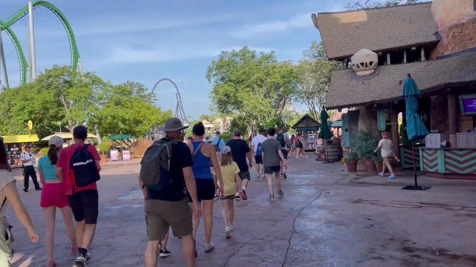 Visitantes do Early Park Admission entrando no Islands of Adventure com a VelociCoaster ao fundo