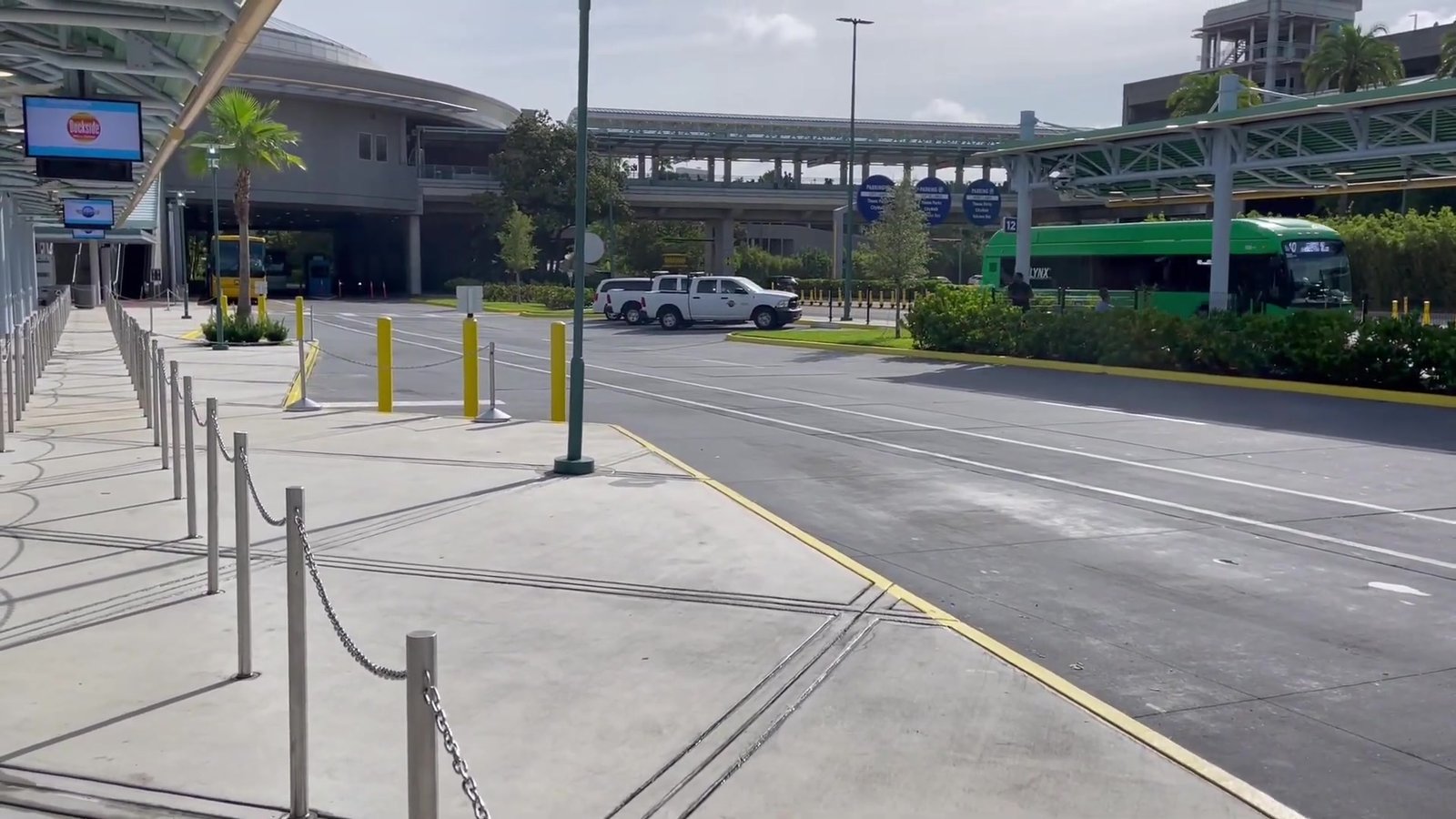 Ponto de embarque dos ônibus de volta aos hotéis no estacionamento da Universal