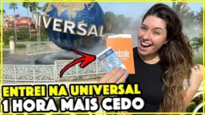 Gabi em frente ao globo da Universal segurando o cartão-chave do hotel Endless Summer Dockside