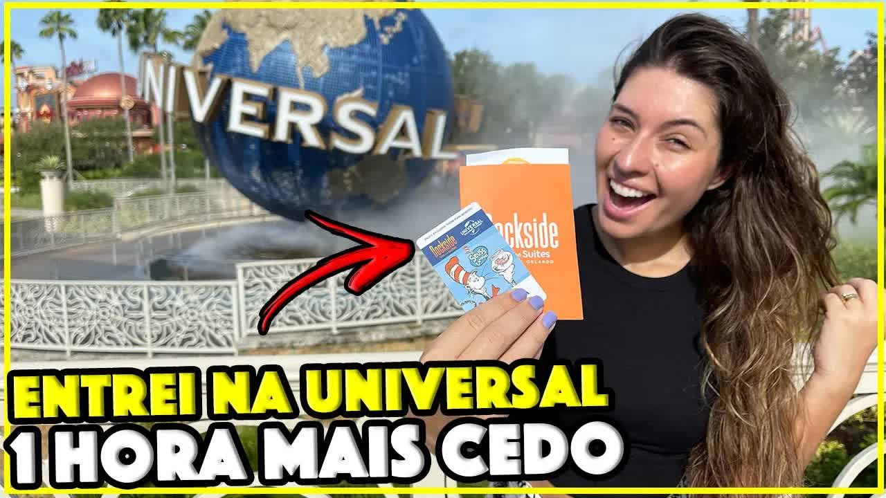 Gabi em frente ao globo da Universal segurando o cartão-chave do hotel Endless Summer Dockside