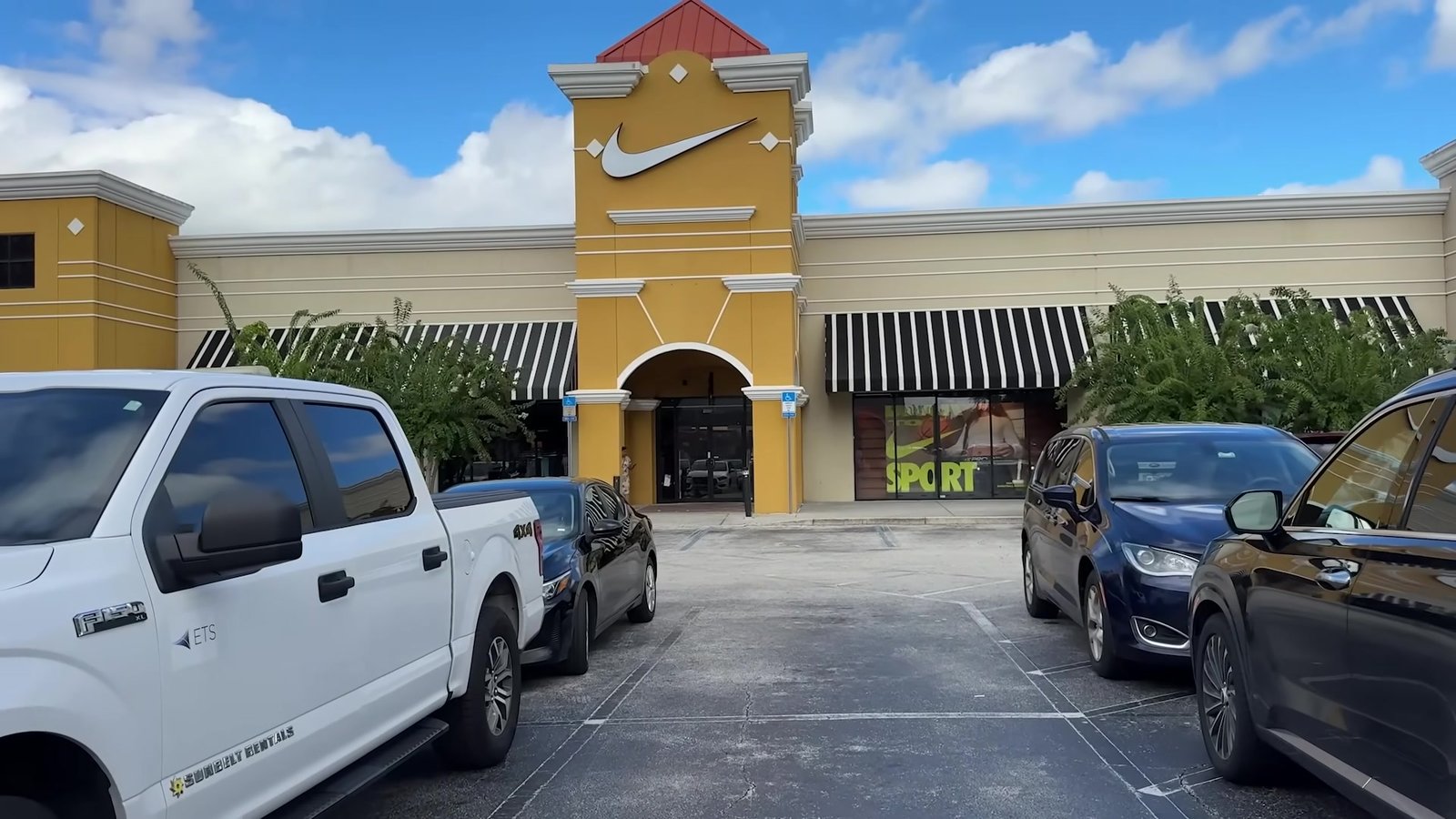 Fachada da loja da Nike no outlet de Orlando