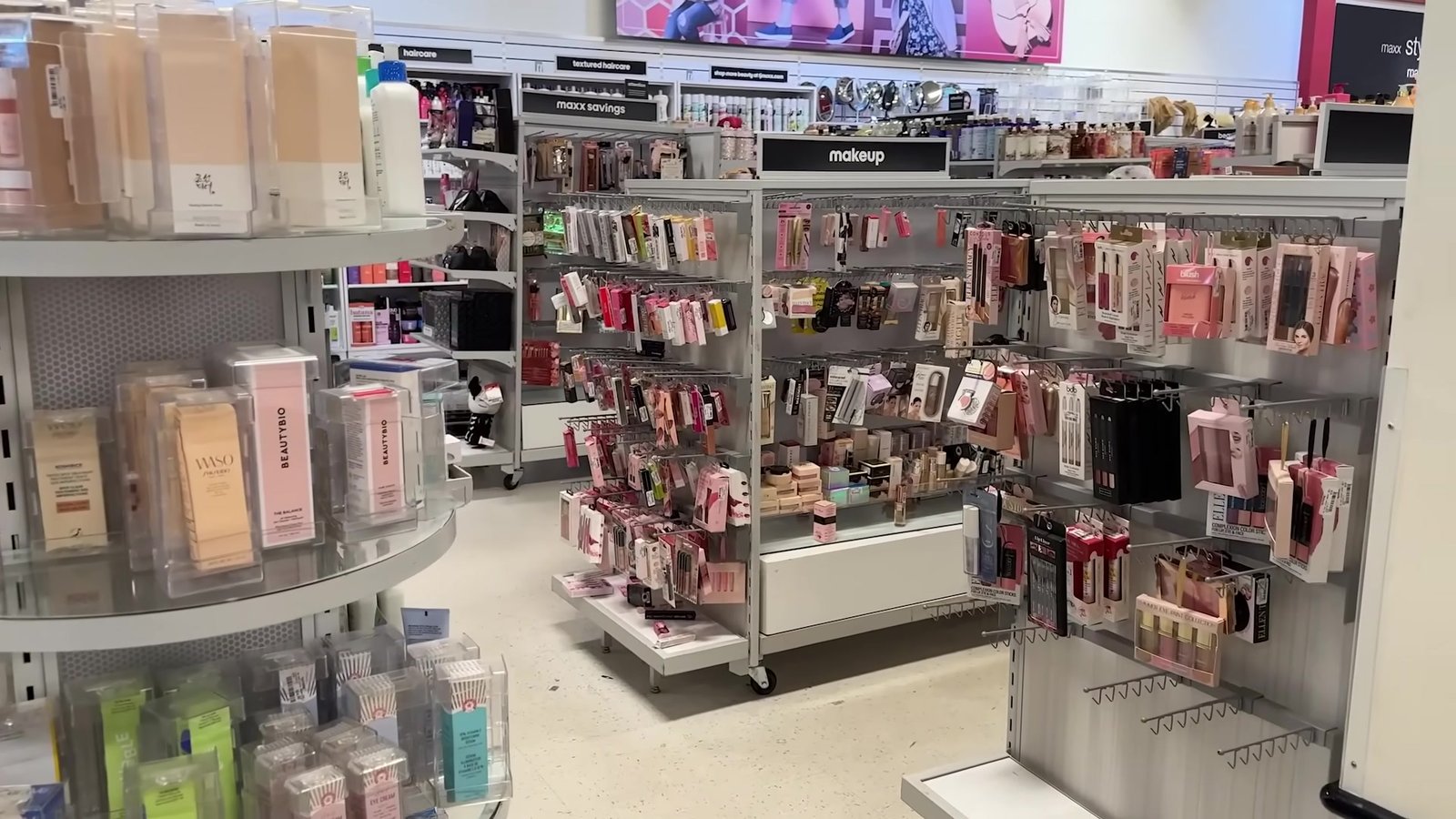 Seção de perfumes e maquiagem de uma loja de departamento em Orlando