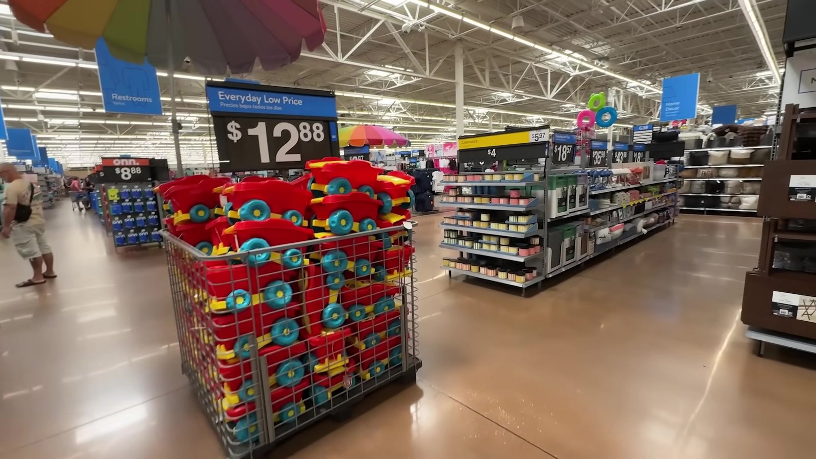 Corredor do Walmart com placas de Everyday Low Price e produtos a US$ 12,88