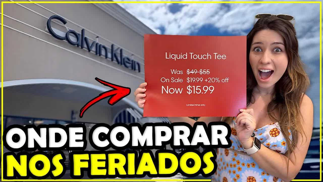 Gabi na frente da Calvin Klein do outlet segurando a placa de promoção de feriado: camiseta de US$ 49 por US$ 15,99