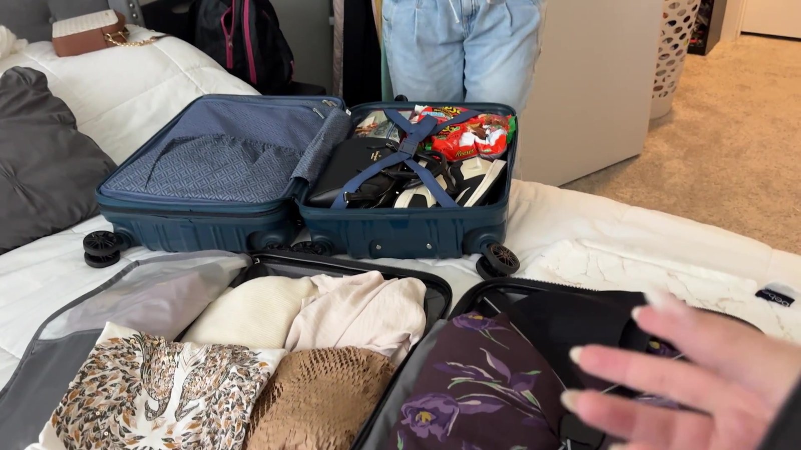 Mala de mão aberta com roupas, eletrônicos e itens frágeis organizados