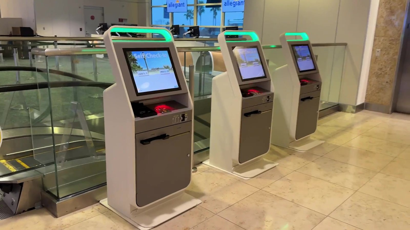 Totens de autoatendimento de check-in no Aeroporto de Orlando