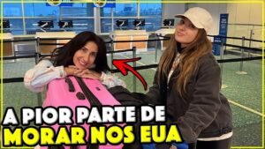 Mãe e avó da Gabi com a mala rosa no saguão de check-in do Aeroporto de Orlando