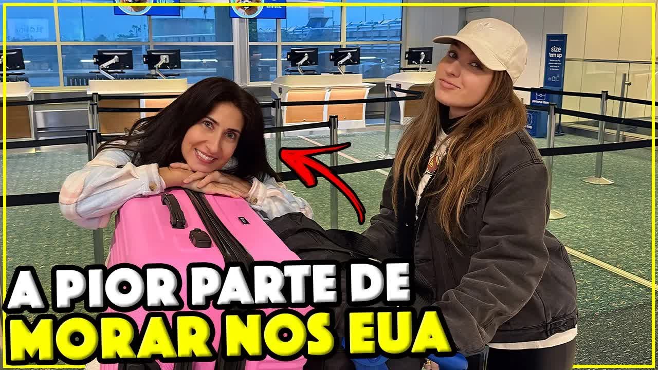 Mãe e avó da Gabi com a mala rosa no saguão de check-in do Aeroporto de Orlando