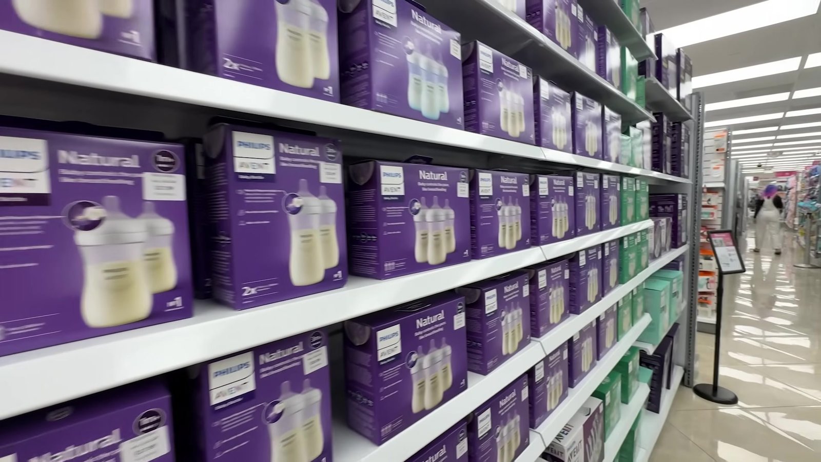 Parede inteira de mamadeiras Philips Avent na MacroBaby de Orlando