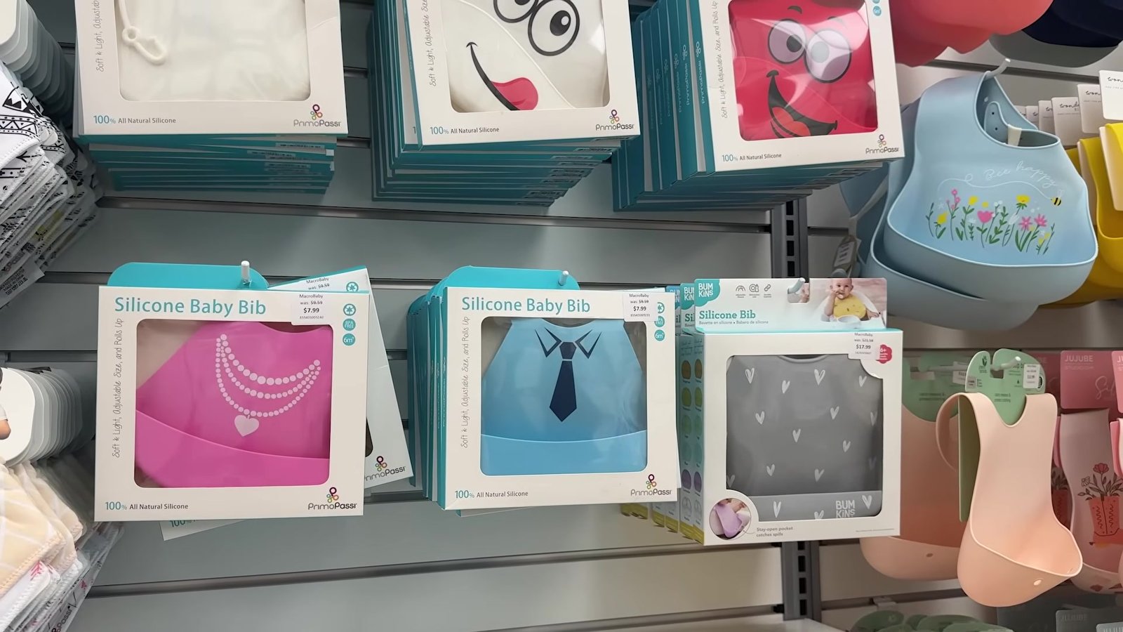 Babadores de silicone coloridos na seção de alimentação da MacroBaby