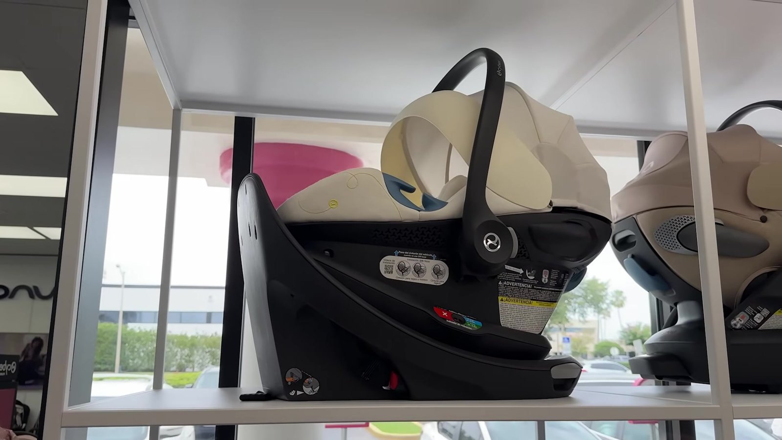 Bebê conforto Cybex bege exposto na MacroBaby de Orlando