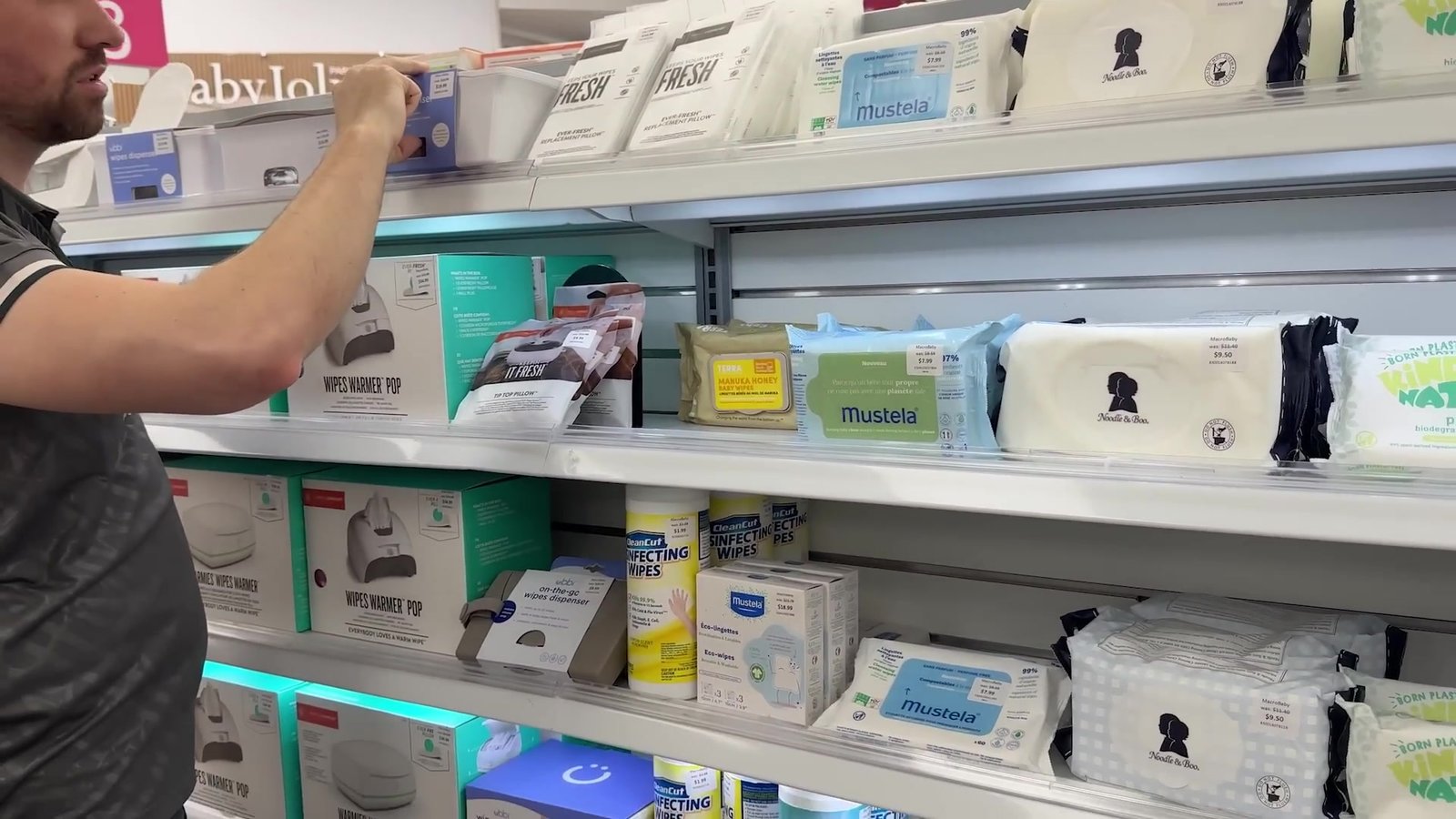 Prateleira de lenços umedecidos e cremes Mustela e WaterWipes na MacroBaby