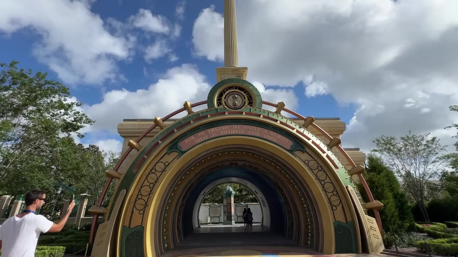 Portal de entrada de um dos mundos do Epic Universe, um arco ornamentado no Celestial Park