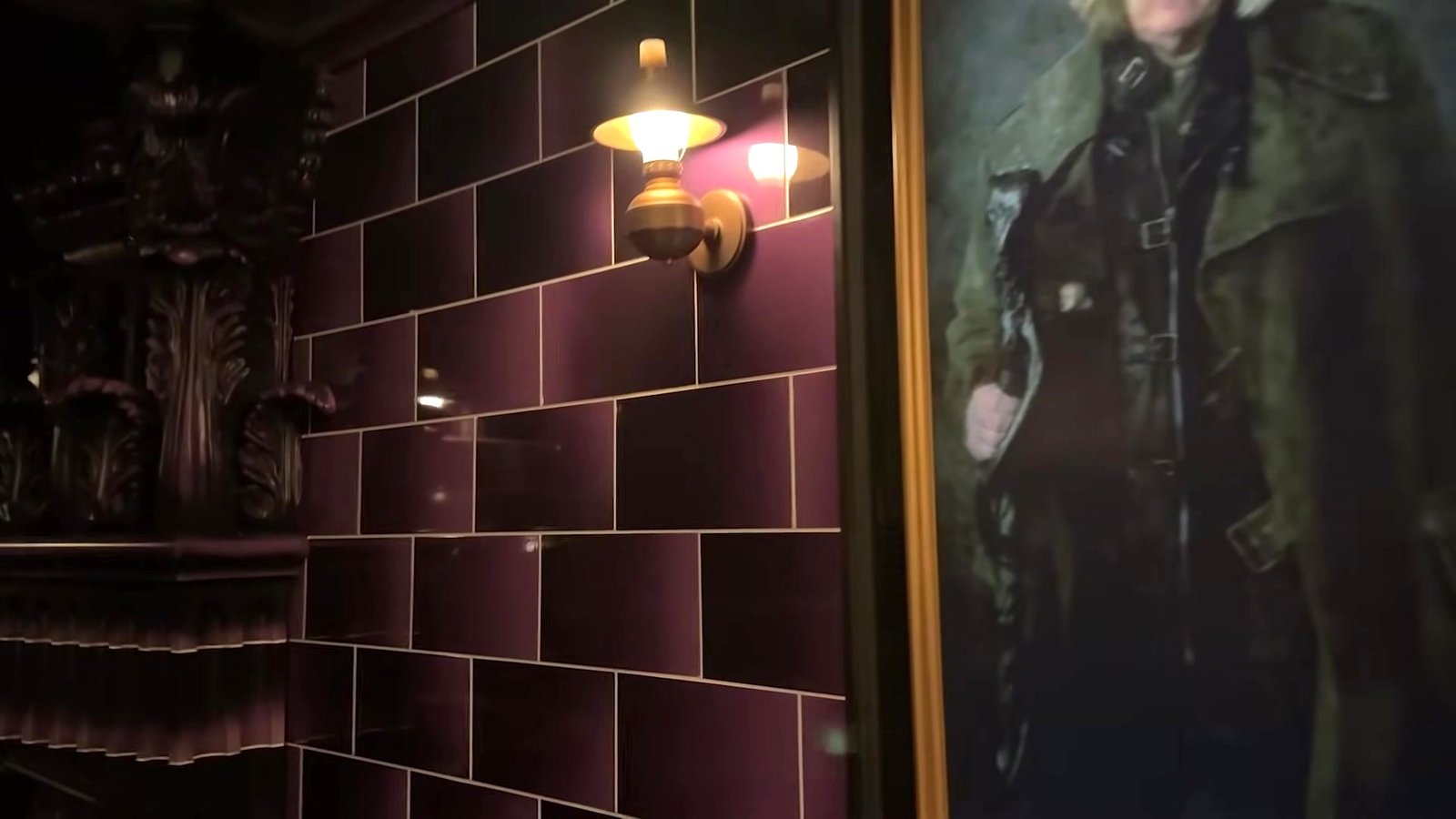 Corredor de azulejos escuros do Ministério da Magia com retrato de bruxo na parede
