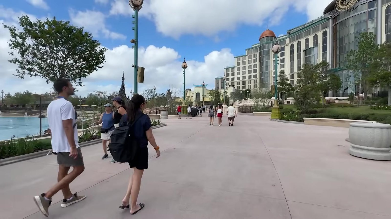 Celestial Park no Epic Universe com o Helios Grand Hotel ao fundo